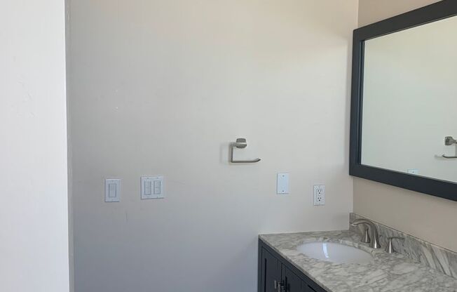 3 beds, 1 bath, $2,695, Unit UNIT 40