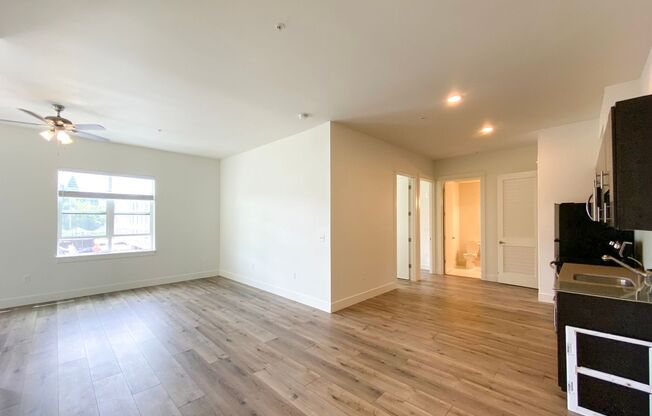 2 beds, 1 bath, 660 sqft, $2,245, Unit 421
