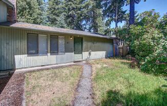 2 BEDROOM, 1 BATH DUPLEX W/FENCED YARD!