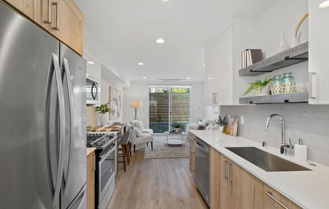 Modern 2bd/2ba Townhome with Rooftop & Parking!
