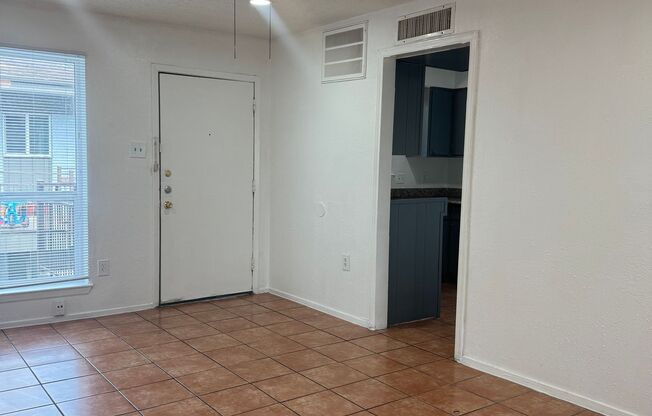 2 beds, 1 bath, 715 sqft, $1,340