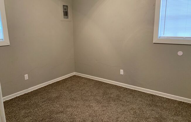 3 beds, 1 bath, $925