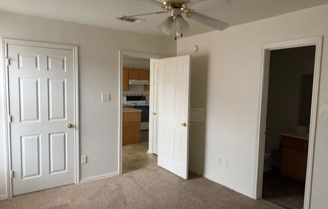 3 beds, 2 baths, $875, Unit 3307 Toledo Unit C