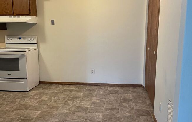 2 beds, 1 bath, 800 sqft, $850, Unit 9