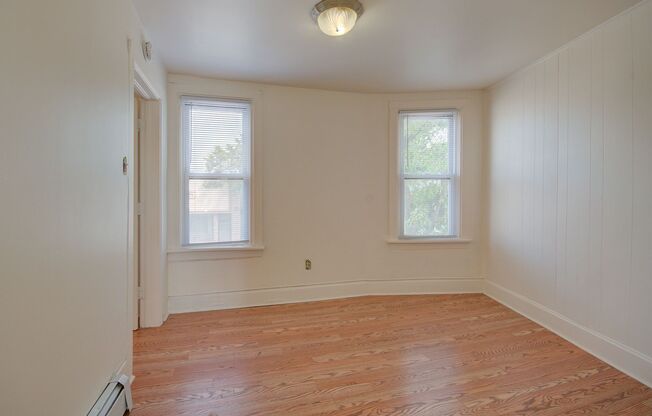 2 beds, 1 bath, $1,025, Unit 521 N Chicago St