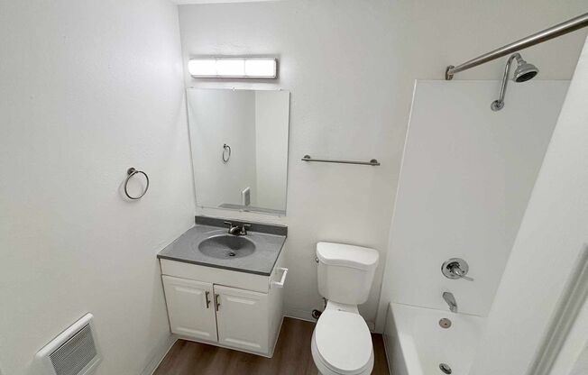 3 beds, 1 bath, 800 sqft, $1,595, Unit 52