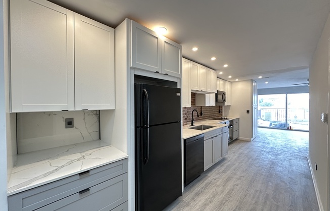 5947 MONTROSE