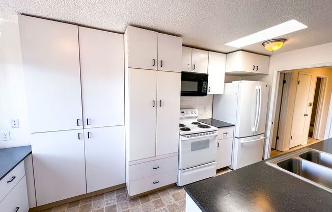 3 beds, 2 baths, 1,540 sqft, $4,895, Unit 400