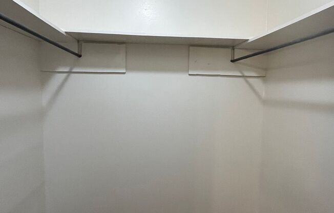 1/1  - LAUNDRY ONSITE - location location location!!