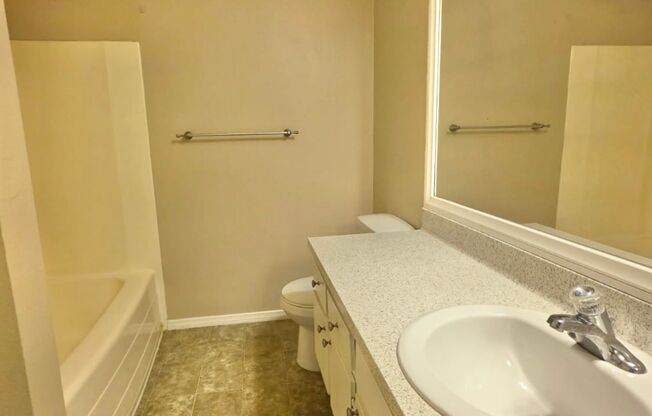 Large 2 Bedroom Condo in Fashion Valley!! With 2 Parking Spaces