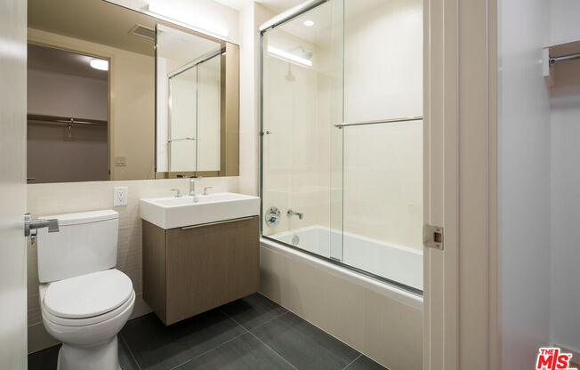 2 beds, 2.5 baths, 1,720 sqft, $6,500