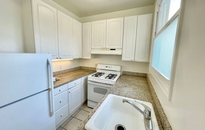 1 bed, 1 bath, $2,600, Unit 1580 Golden Gate #204