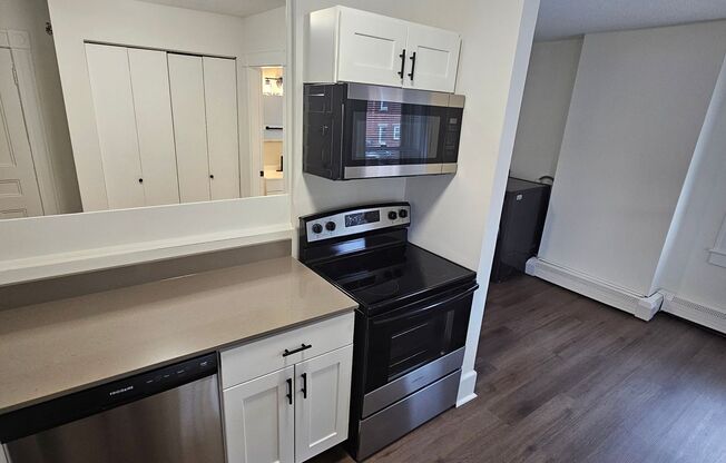 2 beds, 1 bath, 972 sqft, $2,250, Unit 32 M #1