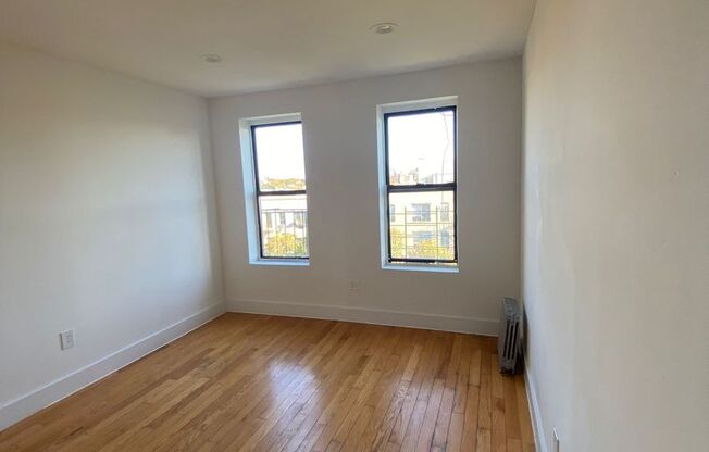 3 beds, 1 bath, $3,600, Unit 5RS