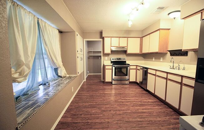 3 BD 2 BA AVAILABLE NOW!! NEAR LOOKOUT RD