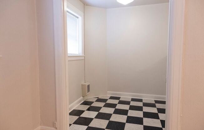 Studio, 1 bath, 425 sqft, $1,200, Unit 102