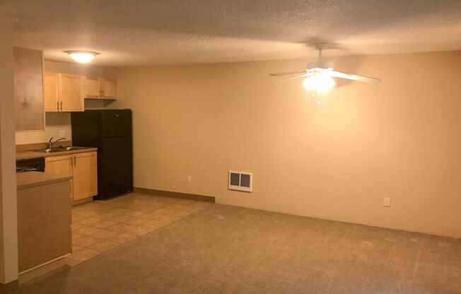 Great 1 Bedroom Overlooking Kelly Creek!