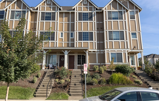 Wonderful Townhome 3 Bed 2.5 Bath in Bethany Creek Falls! Garage and Washer & Dryer Included!