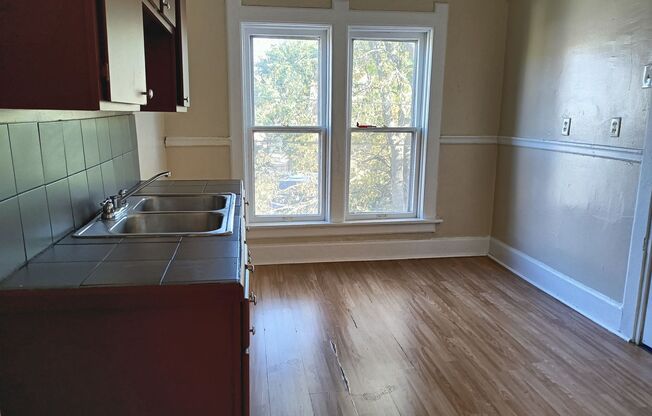 3 beds, 1 bath, $1,095, Unit 2320