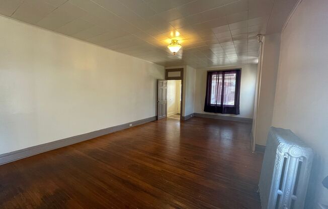 Large Five Bedroom 1.5 Bathroom In York!