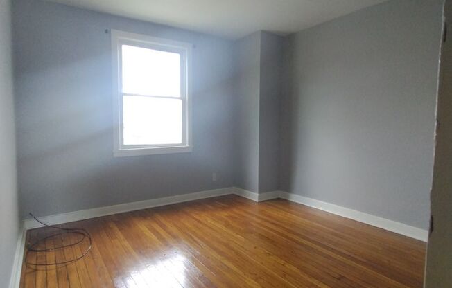 2 beds, 1 bath, $1,100, Unit 43