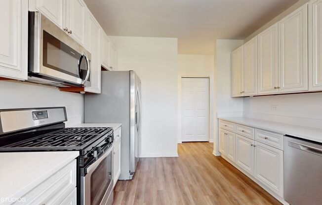 3 beds, 2.5 baths, $2,595, Unit 1036