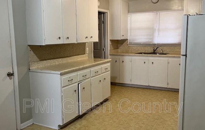 215 E 52 PL N