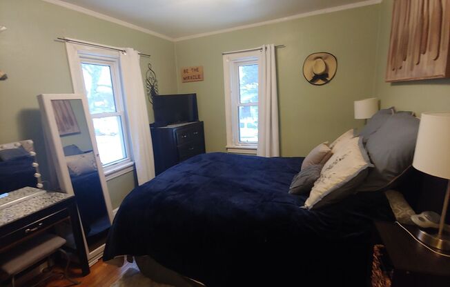 2 beds, 1 bath, $1,400