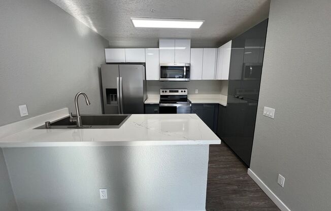 2 beds, 1 bath, 821 sqft, $2,770, Unit D033