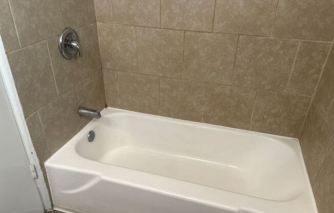 2 beds, 1 bath, 750 sqft, $1,020, Unit B07 1060 01