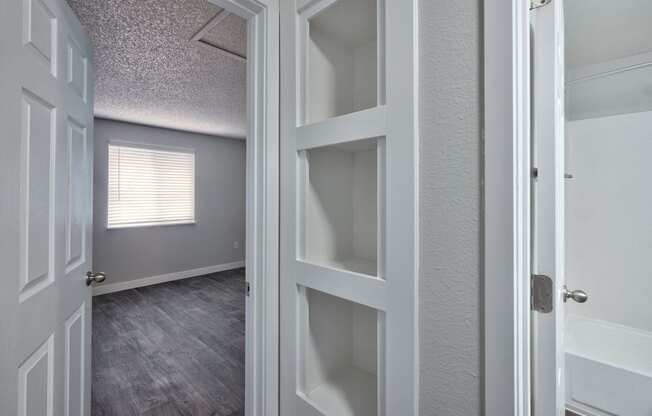 The Goose Aloha, Oregon Hallway and Closet