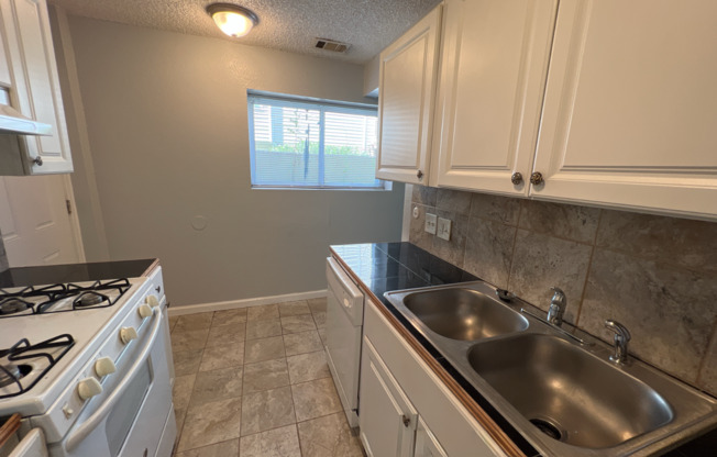 Garden Level Studio Within Walking Distance to Exposition Park!