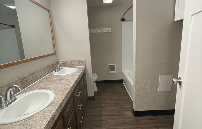 2 beds, 1 bath, 870 sqft, $1,500, Unit 53-01