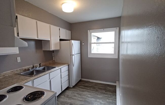 2 beds, 1 bath, $659, Unit 2