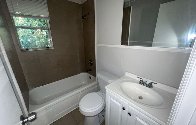 2 beds, 1 bath, $850, Unit #E