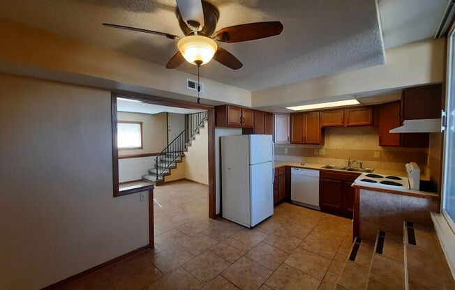 $795 - 2 bedroom/ 1 bathroom - Check out this bi-level apartment!