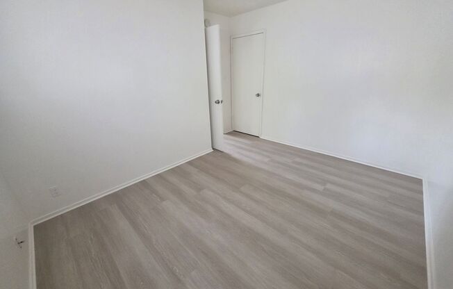 This is a large 2-bdr in a convenient, Freshly painted, updated kitchen counter tops and cabinets