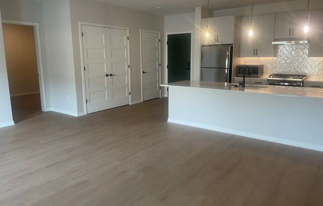 1 bed, 1 bath, 1,013 sqft, $2,989, Unit 102