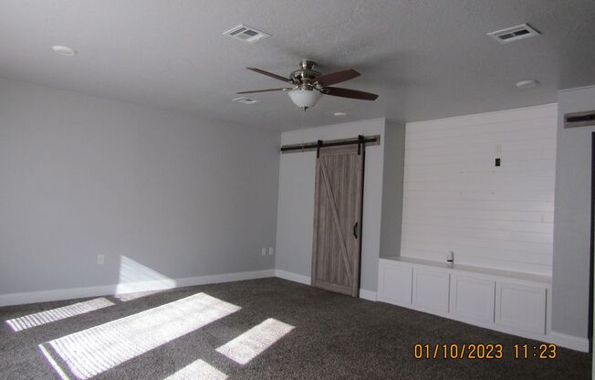 3 beds, 2 baths, $1,300