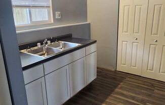 1 bed, 1.5 baths, $725, Unit Unit L