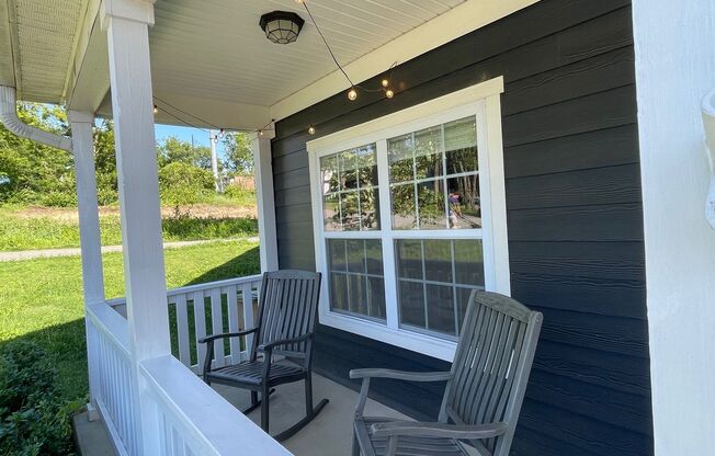 3 Bedroom/ 2.5 Bath Home in Woodbine with Beautiful Screened in Porch and Fenced Yard.