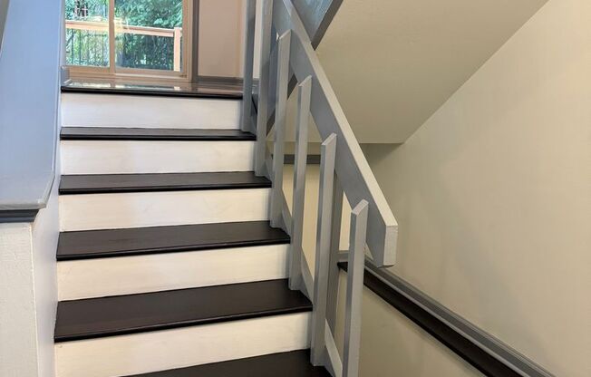 Centrally Located 2 BED/1.5 BATH TOWNHOME IN THE CENTER OF MIDTOWN - PRIME LOCATION