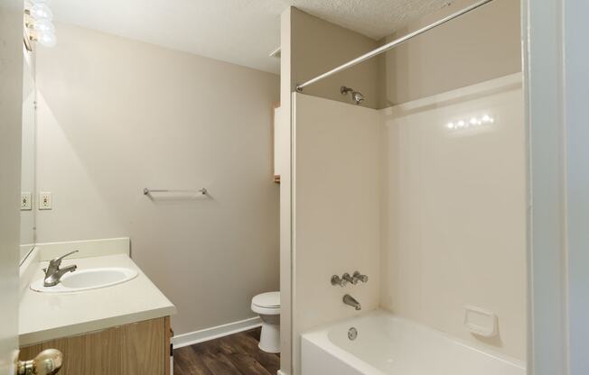 Cottonwood Apartments Greenville, MS Bathroom II