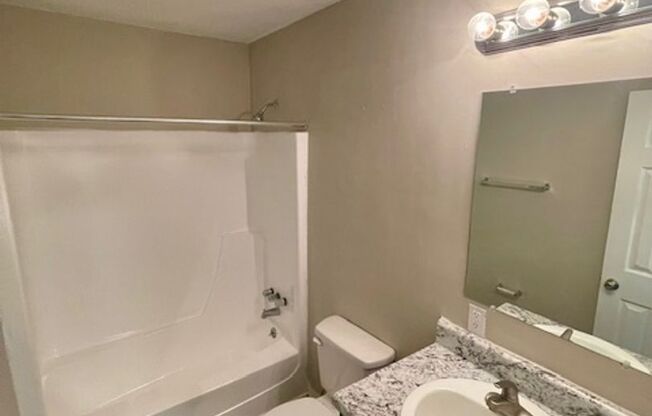 2 beds, 1.5 baths, 950 sqft, $949, Unit 77