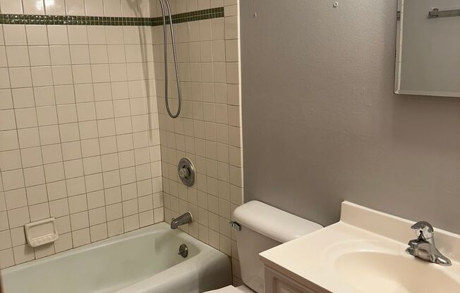 Studio, 1 bath, 450 sqft, $975, Unit Unit 210