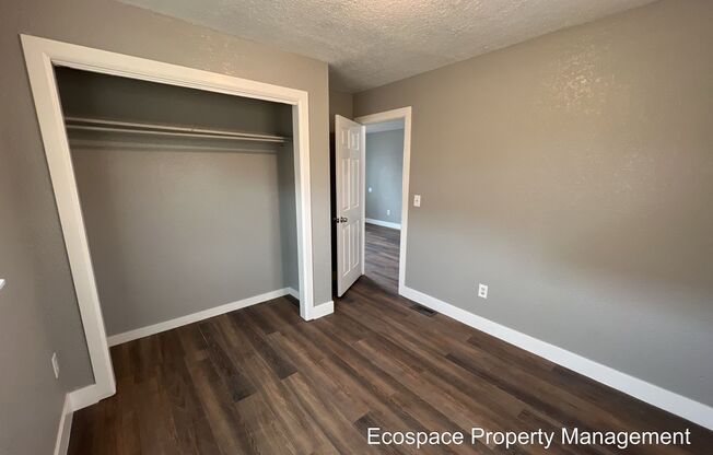 2 beds, 1 bath, $1,900, Unit B