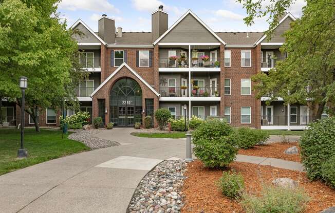 Regency Woods Apartments in Minnetonka, MN Building Exterior