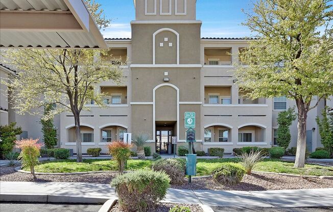 3 beds, 2 baths, $1,700, Unit Unit 1127