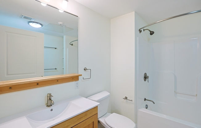 3 beds, 2 baths, 1,175 sqft, $5,200, Unit 302