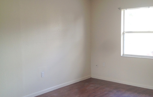 2 beds, 1 bath, $1,100, Unit 927 N. Iowa B - 14